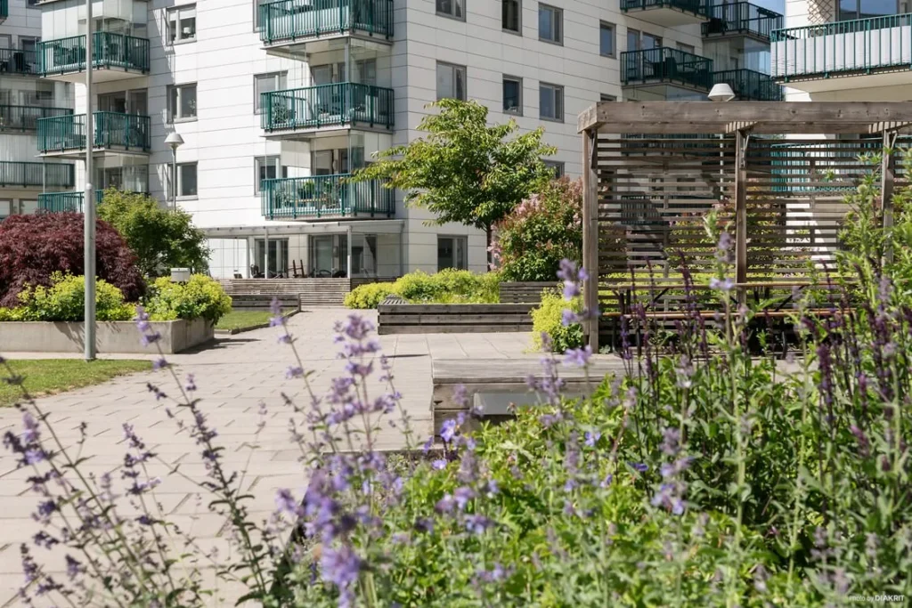 11. Stenlaggning betongplattor uteplats gard BRF Spanga Bromsten