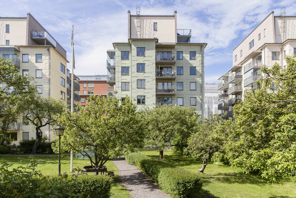 8. La╠eggning av stenplattor i ga╠erd till BRF