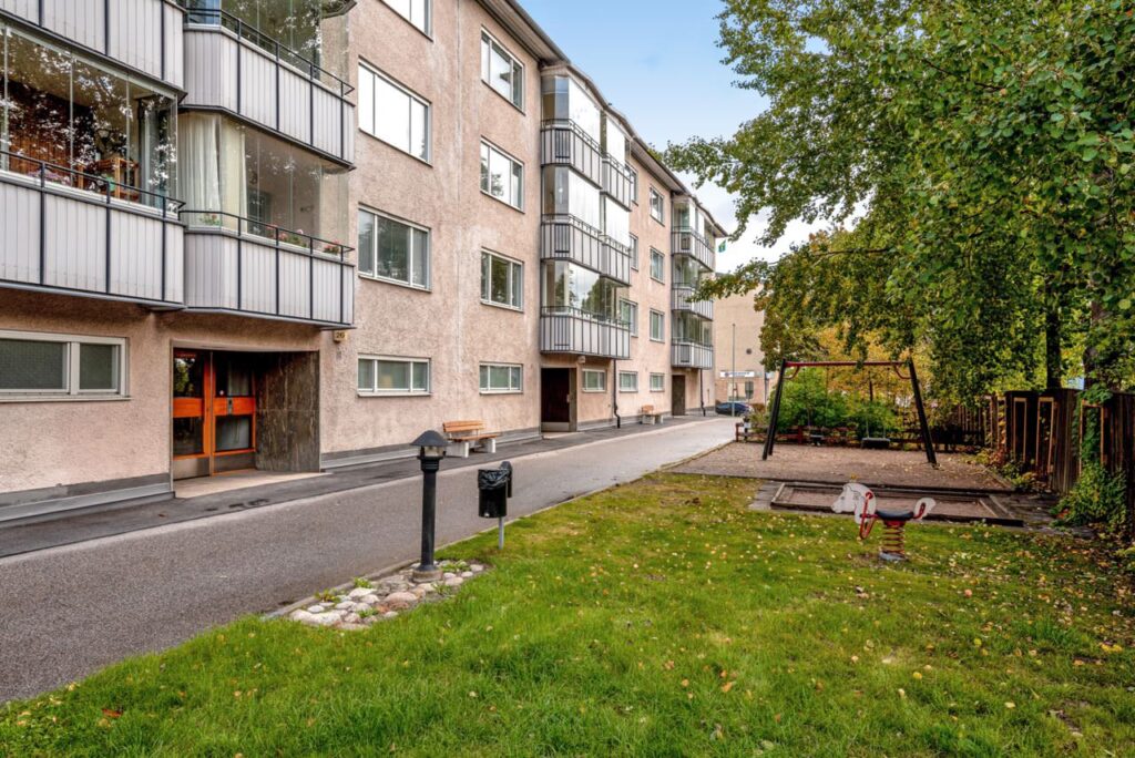 9. Stenla╠eggning av tra╠edga╠erdsplattor till BRF